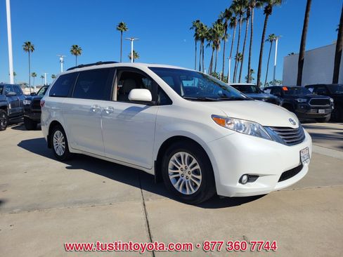 Used 2017 Toyota Sienna XLE image 2