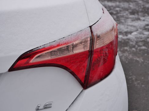 Used 2018 Toyota Corolla LE image 17