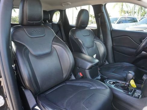 Used 2019 Jeep Cherokee Limited FWD image 2