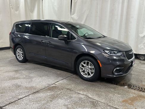 Used 2023 Chrysler Pacifica Touring-L image 7