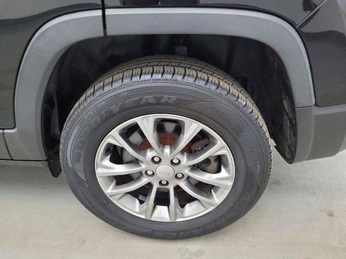 Used 2020 Jeep Cherokee Latitude Plus w/ Cold Weather Group AWD/4WD image 31