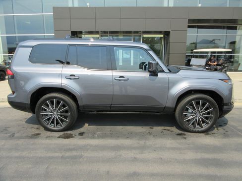 Used 2026 Lexus GX 550 w/ Cold Area Package AWD/4WD image 11