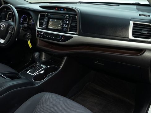 Used 2019 Toyota Highlander LE image 5