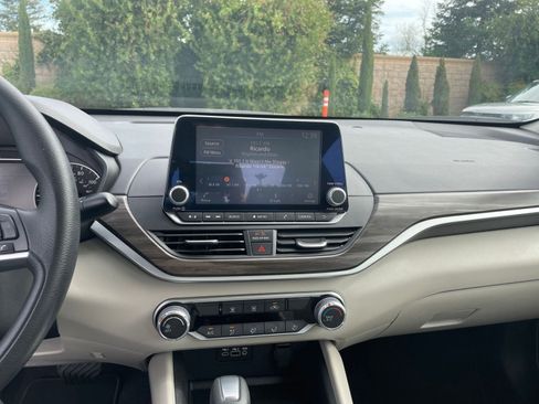 Used 2025 Nissan Altima 2.5 SV image 17