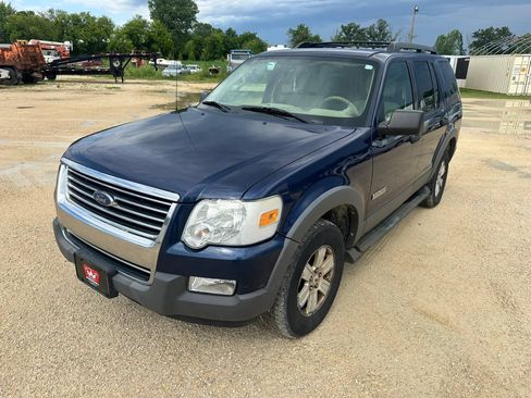 Used 2006 Ford Explorer XLT AWD/4WD image 2