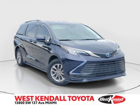 Used 2024 Toyota Sienna LE AWD/4WD image 1