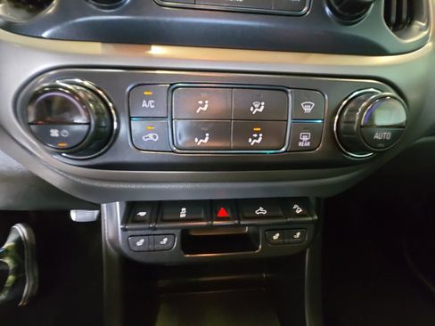 Used 2018 Chevrolet Colorado Z71 AWD/4WD image 23