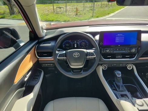 Used 2025 Toyota Grand Highlander FWD image 12