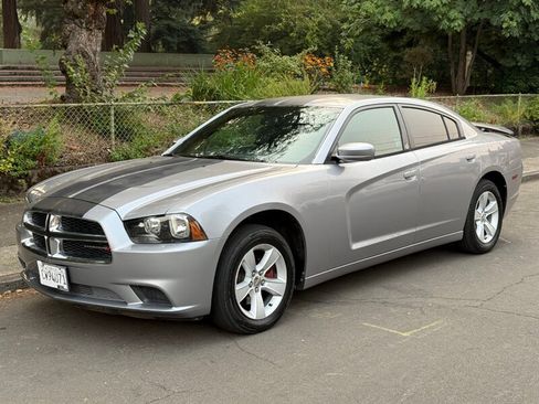 Used 2014 Dodge Charger SE RWD image 1