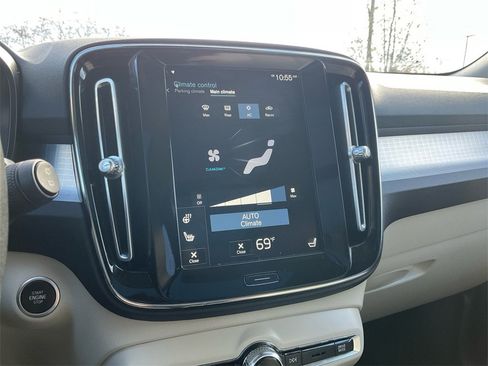 Used 2021 Volvo XC40 T5 Momentum image 21