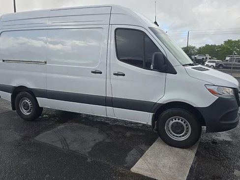Used 2025 Mercedes-Benz Sprinter 2500 image 2