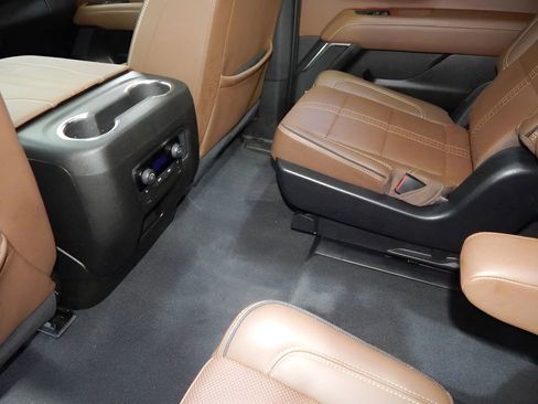 Used 2025 Chevrolet Suburban High Country image 40