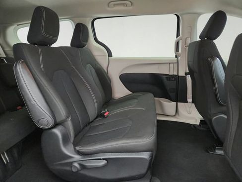 Used 2020 Chrysler Voyager L FWD image 25