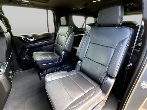 Used 2022 Chevrolet Suburban LT w/ Luxury Package RWD image 21