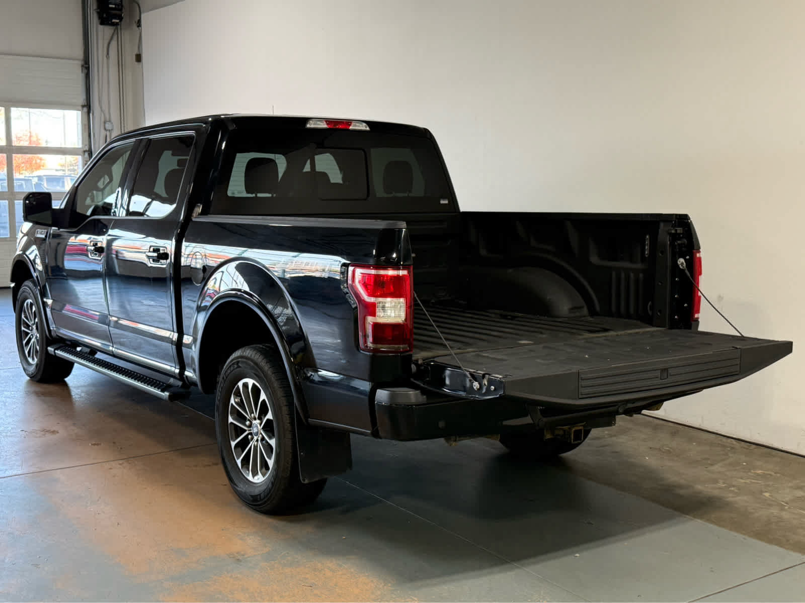 Used 2018 Ford F150 XLT w/ Equipment Group 302A Luxury AWD/4WD image 4