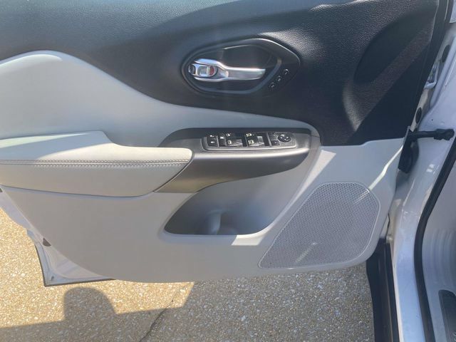 Used 2020 Jeep Cherokee Limited FWD image 12