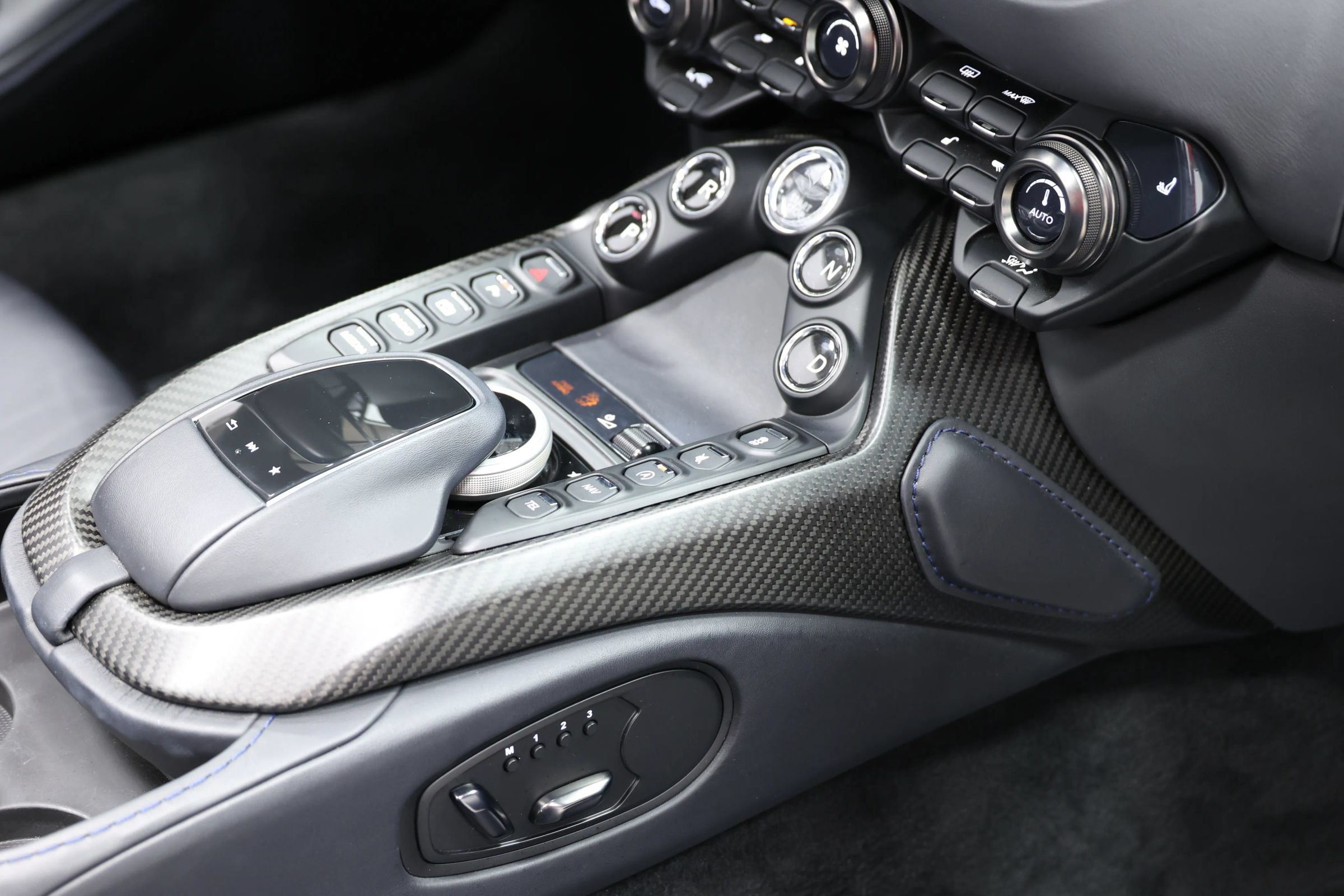 Used 2023 Aston Martin V8 Vantage Roadster RWD image 76