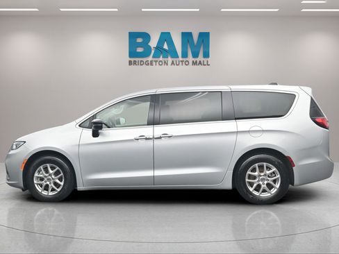 Used 2024 Chrysler Pacifica Touring-L FWD image 4