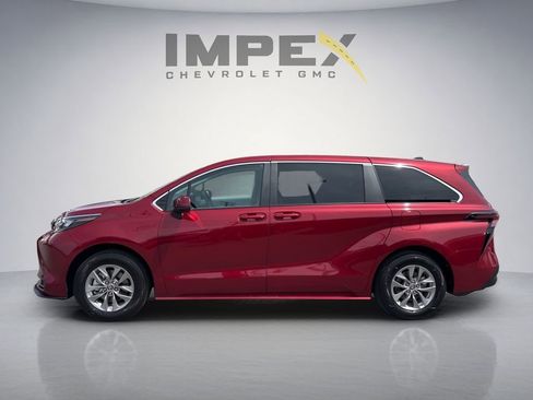 Used 2025 Toyota Sienna LE FWD image 2