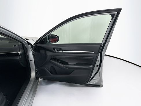 Used 2023 Nissan Altima 2.5 SV w/ SV Premium Package image 31