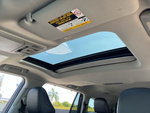 Used 2024 Toyota Highlander XLE FWD image 29