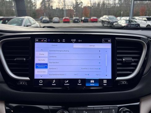 Used 2024 Chrysler Pacifica Touring-L image 30