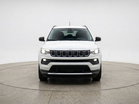 Used 2025 Jeep Compass Latitude image 2