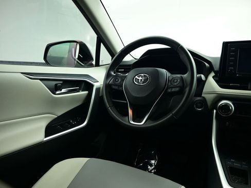 Used 2020 Toyota RAV4 XLE Premium image 8