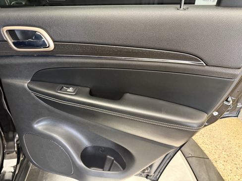 Used 2017 Jeep Grand Cherokee Limited image 27