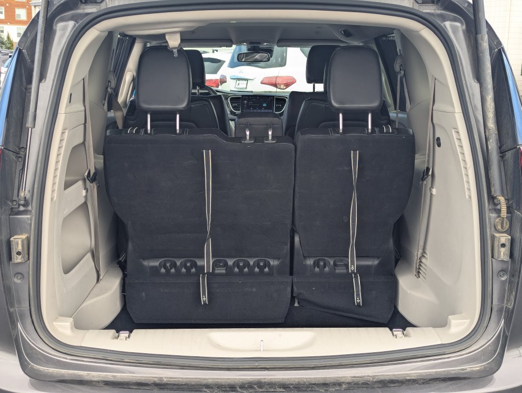 Used 2023 Chrysler Pacifica Touring-L FWD image 30