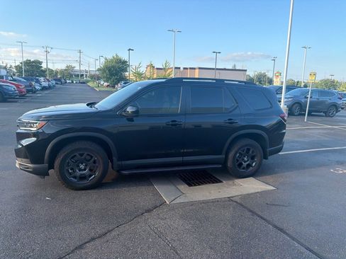 Used 2025 Honda Pilot TrailSport image 12