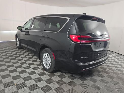 Used 2023 Chrysler Pacifica Touring-L FWD image 3