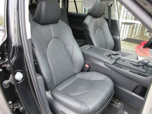 Used 2024 Toyota Grand Highlander Platinum image 30