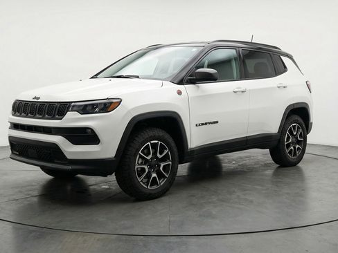 Used 2025 Jeep Compass Trailhawk AWD/4WD image 3