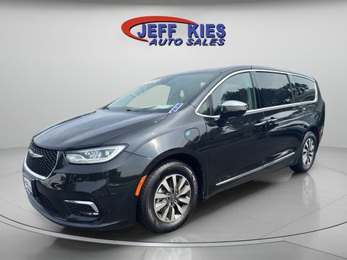 Used 2023 Chrysler Pacifica Limited FWD image 1