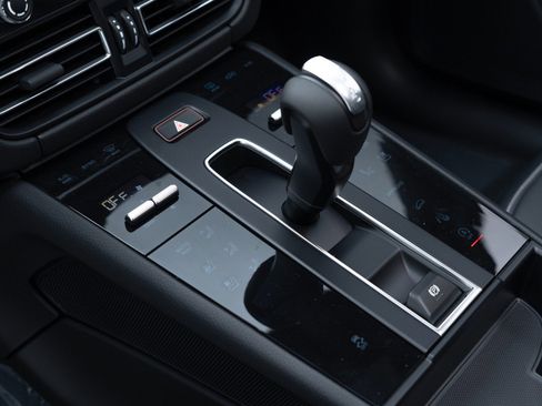 Certified 2025 Porsche Macan AWD/4WD image 27