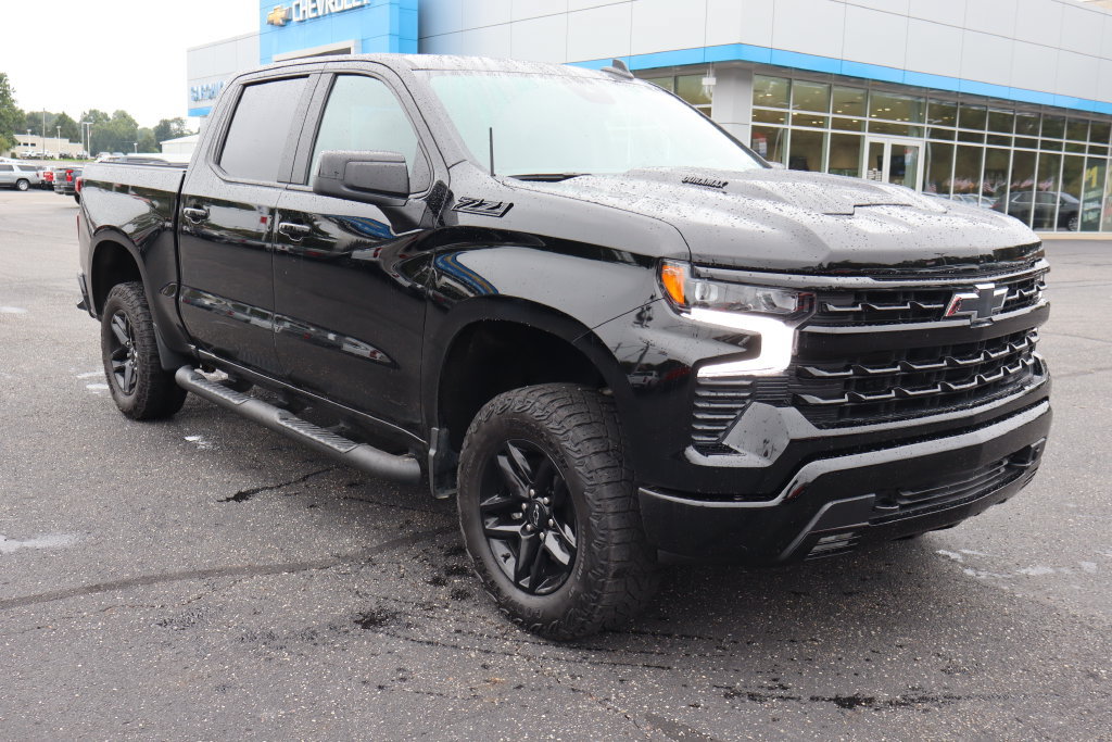 Used 2025 Chevrolet Silverado 1500 LT Trail Boss w/ Dark Appearance Package AWD/4WD image 2