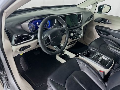 Used 2024 Chrysler Pacifica Touring-L image 29