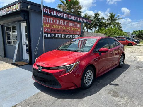 Used 2021 Toyota Corolla LE FWD image 2