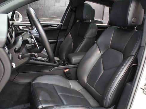 Used 2025 Porsche Macan w/ Premium Package Plus AWD/4WD image 38
