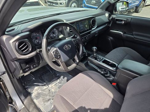Used 2018 Toyota Tacoma TRD Sport AWD/4WD image 11