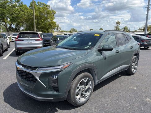 Used 2025 Chevrolet Trax LT w/ Driver Confidence Package image 3