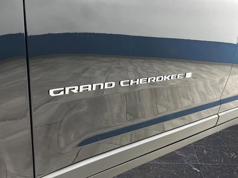 Used 2024 Jeep Grand Cherokee Limited image 37
