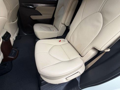 Used 2021 Toyota Highlander Limited FWD image 20