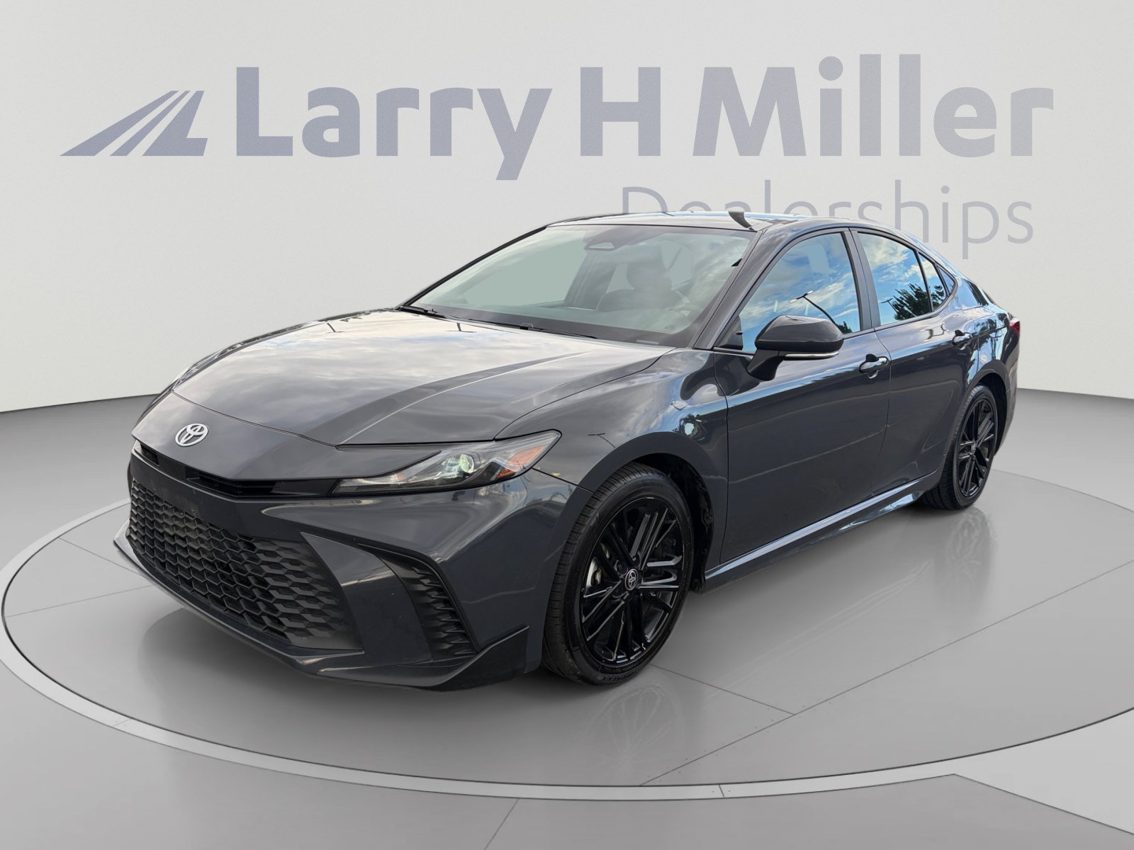 Used 2025 Toyota Camry SE FWD image 1