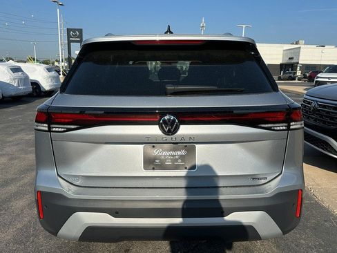 New 2025 Volkswagen Tiguan SE image 3
