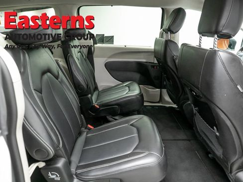 Used 2024 Chrysler Pacifica Touring-L FWD image 23
