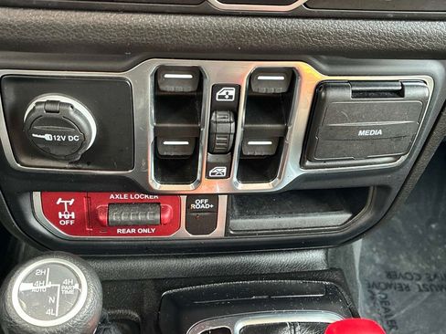 Used 2024 Jeep Wrangler Unlimited image 31