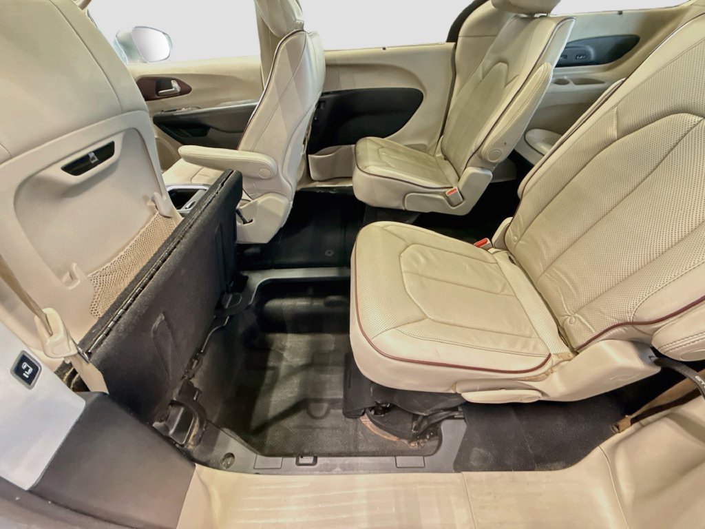 Used 2020 Chrysler Pacifica Limited FWD image 35