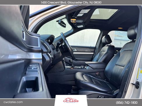 Used 2017 Ford Explorer XLT w/ Equipment Group 202A image 12
